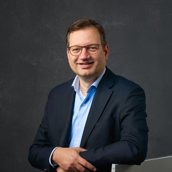 Leon van Schaik